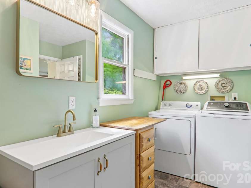 34 Lindsey Hill Lane, Zirconia, NC 28790.  MLS# CAR4376052, YatesRealty ID 20645. 