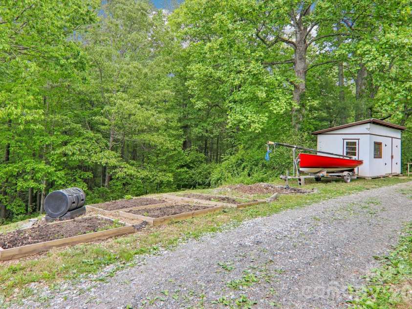 34 Lindsey Hill Lane, Zirconia, NC 28790.  MLS# CAR4376052, YatesRealty ID 20645. 