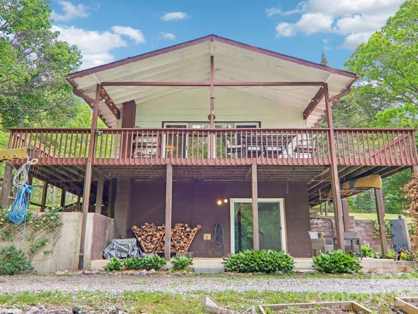 34 Lindsey Hill Lane, Zirconia, NC 28790.  MLS# CAR4376052, YatesRealty ID 20645. 