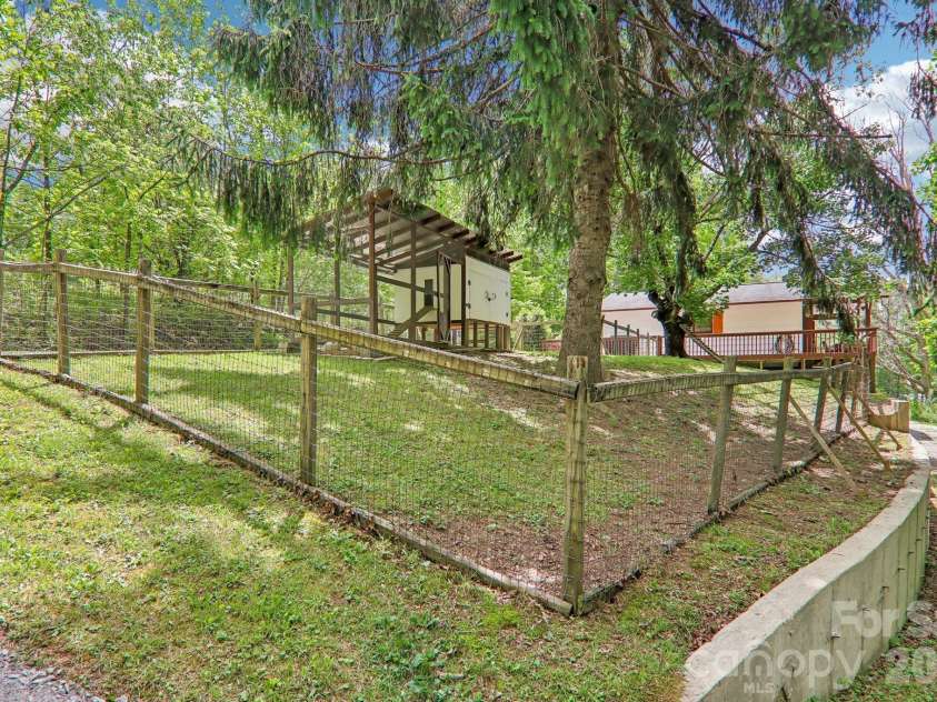 34 Lindsey Hill Lane, Zirconia, NC 28790.  MLS# CAR4376052, YatesRealty ID 20645. 