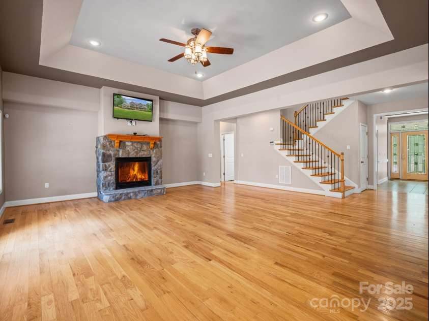 217 Blossom Hill Road, Lincolnton, NC 28092.  MLS# CAR4239929, YatesRealty ID 20648. LIVING ROOM