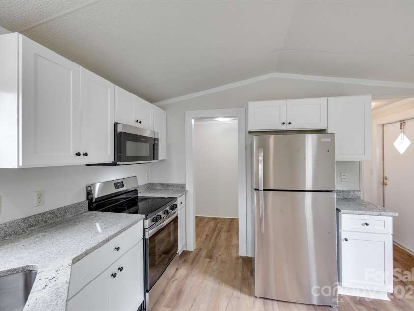 976 Neely Store Road, Rock Hill, SC 29730.  MLS# CAR4266686, YatesRealty ID 20649. Brand new cabinets, granite countertops, and stainless appliances.