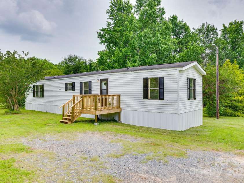 976 Neely Store Road, Rock Hill, SC 29730.  MLS# CAR4266686, YatesRealty ID 20649. Plenty of parking.