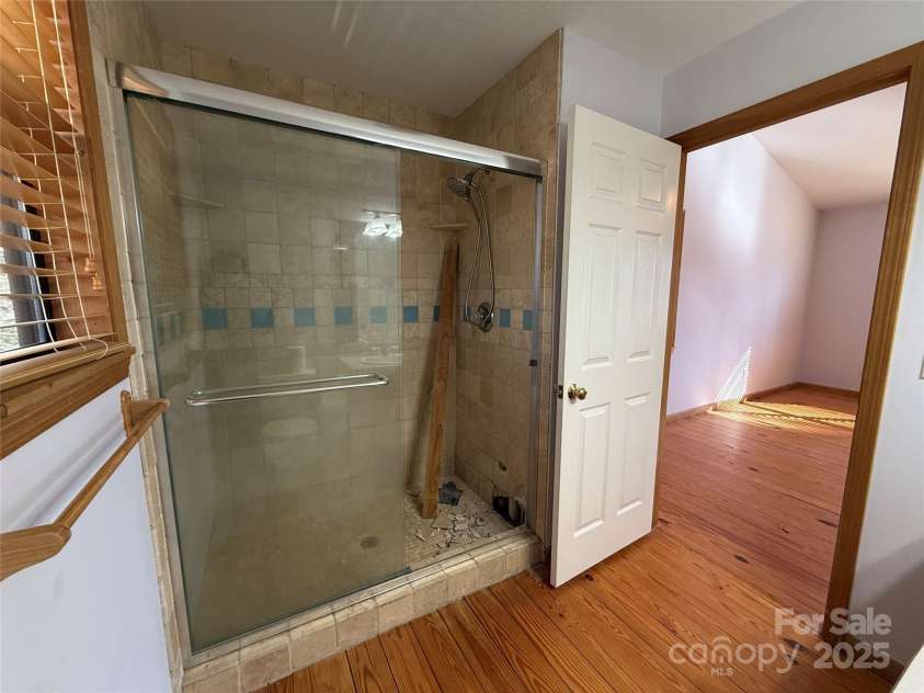 584 Chatuge Village Circle, Hayesville, NC 28904.  MLS# CAR4329037, YatesRealty ID 2065. ENSUITE BATHROOM