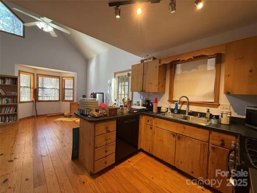 584 Chatuge Village Circle, Hayesville, NC 28904.  MLS# CAR4329037, YatesRealty ID 2065. KITCHEN