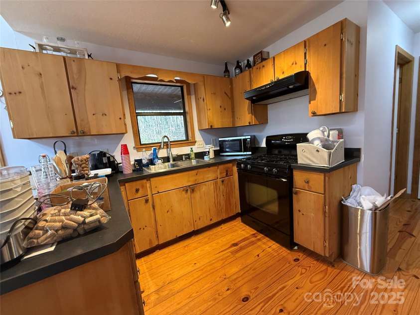 584 Chatuge Village Circle, Hayesville, NC 28904.  MLS# CAR4329037, YatesRealty ID 2065. KITCHEN