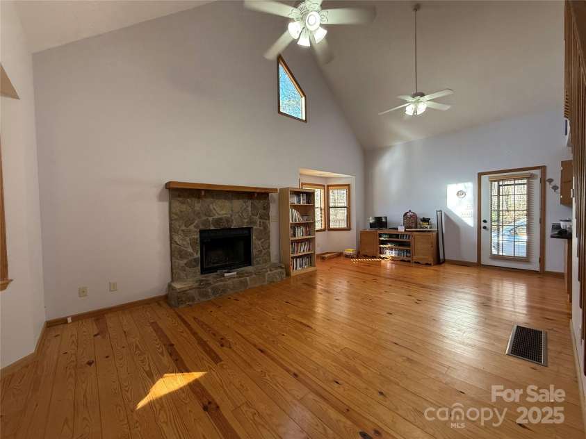 584 Chatuge Village Circle, Hayesville, NC 28904.  MLS# CAR4329037, YatesRealty ID 2065. LIVING ROOM