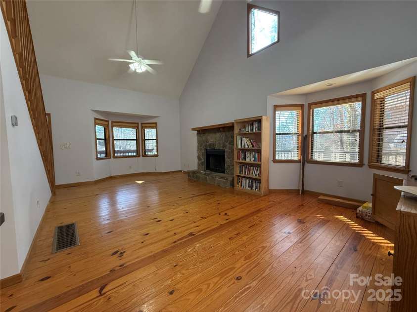 584 Chatuge Village Circle, Hayesville, NC 28904.  MLS# CAR4329037, YatesRealty ID 2065. LIVING ROOM/ DINING AREA