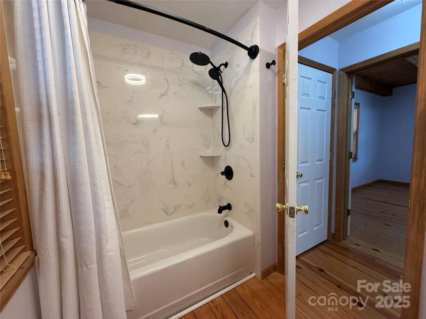 584 Chatuge Village Circle, Hayesville, NC 28904.  MLS# CAR4329037, YatesRealty ID 2065. MAIN LEVEL BATHROOM