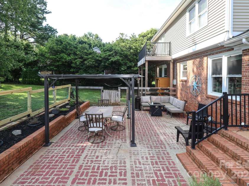 3604 Golfview Drive, Gastonia, NC 28056.  MLS# CAR4269385, YatesRealty ID 20653. 