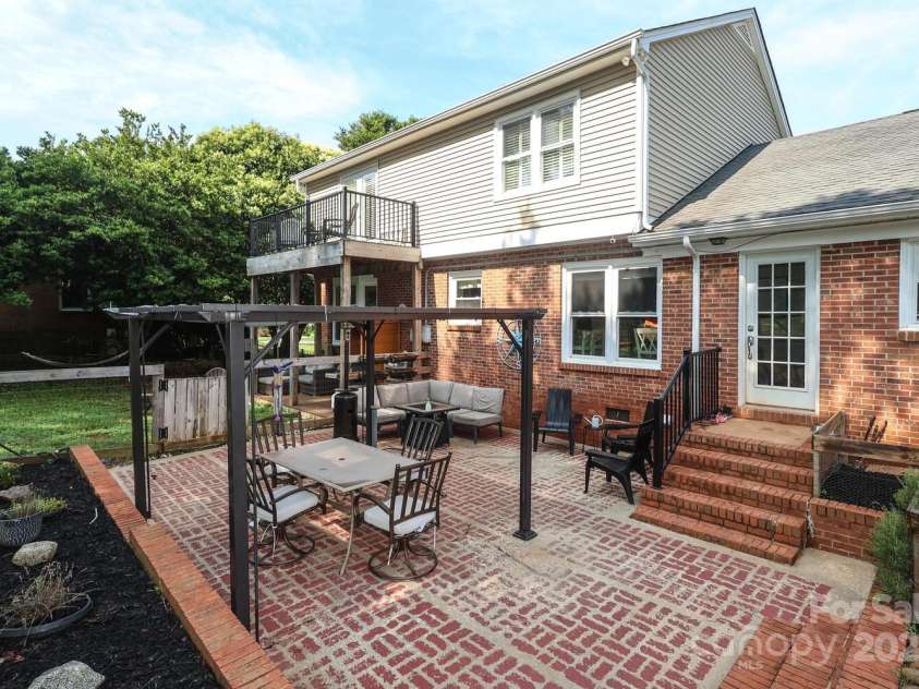 3604 Golfview Drive, Gastonia, NC 28056.  MLS# CAR4269385, YatesRealty ID 20653. 