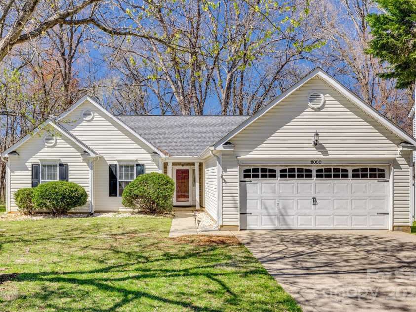 11000 White Stag Drive, Charlotte, NC 28269.  MLS# CAR4230714, YatesRealty ID 20655. 