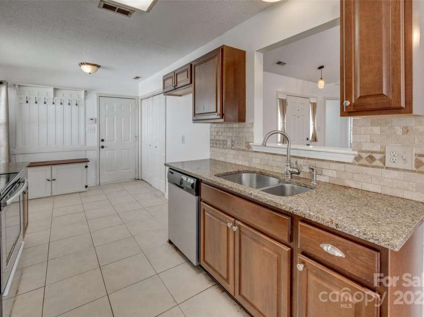 11000 White Stag Drive, Charlotte, NC 28269.  MLS# CAR4230714, YatesRealty ID 20655. 