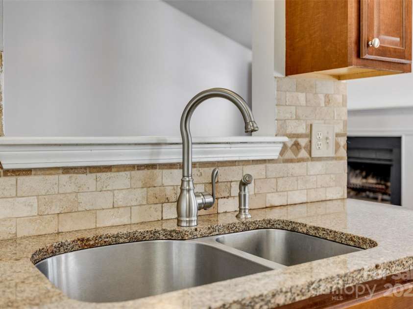 11000 White Stag Drive, Charlotte, NC 28269.  MLS# CAR4230714, YatesRealty ID 20655. 