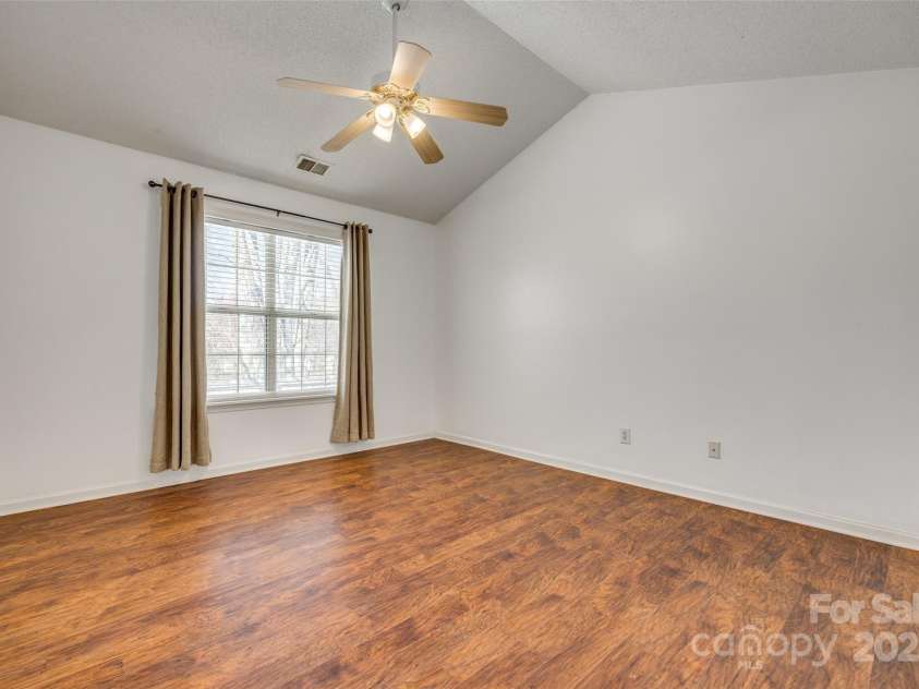 11000 White Stag Drive, Charlotte, NC 28269.  MLS# CAR4230714, YatesRealty ID 20655. 