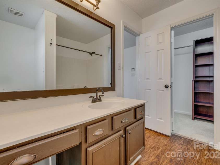 11000 White Stag Drive, Charlotte, NC 28269.  MLS# CAR4230714, YatesRealty ID 20655. 