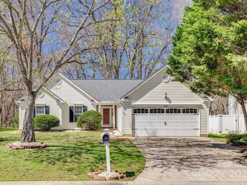 11000 White Stag Drive, Charlotte, NC 28269.  MLS# CAR4230714, YatesRealty ID 20655. 
