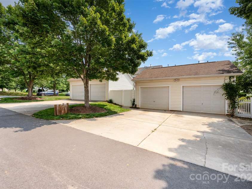 18137 Amberwood Glen Drive, Cornelius, NC 28031.  MLS# CAR4266599, YatesRealty ID 20658. 