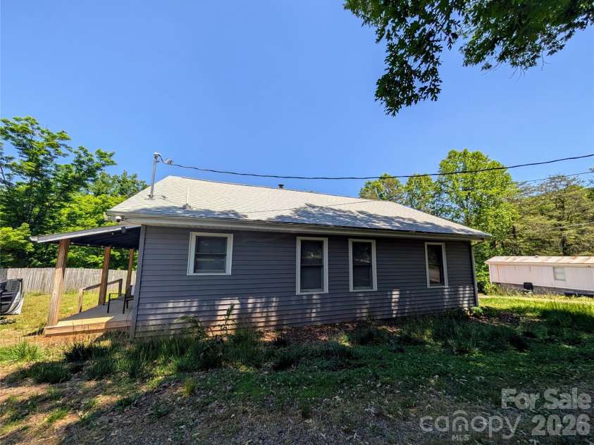 204 Shelby Street, Hickory, NC 28602.  MLS# CAR4380566, YatesRealty ID 20658. 