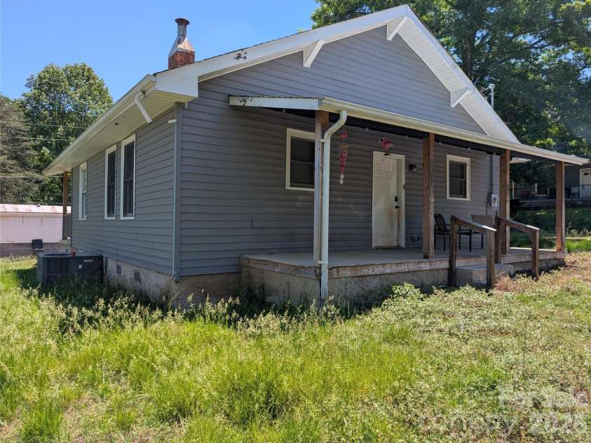204 Shelby Street, Hickory, NC 28602.  MLS# CAR4380566, YatesRealty ID 20658. 