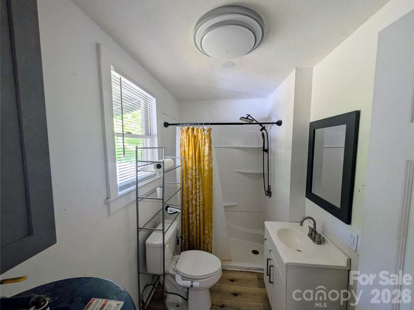 204 Shelby Street, Hickory, NC 28602.  MLS# CAR4380566, YatesRealty ID 20658. Bathroom