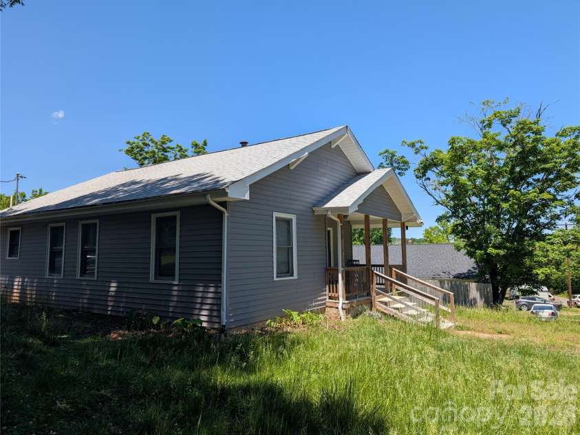 204 Shelby Street, Hickory, NC 28602.  MLS# CAR4380566, YatesRealty ID 20658. Driveway view