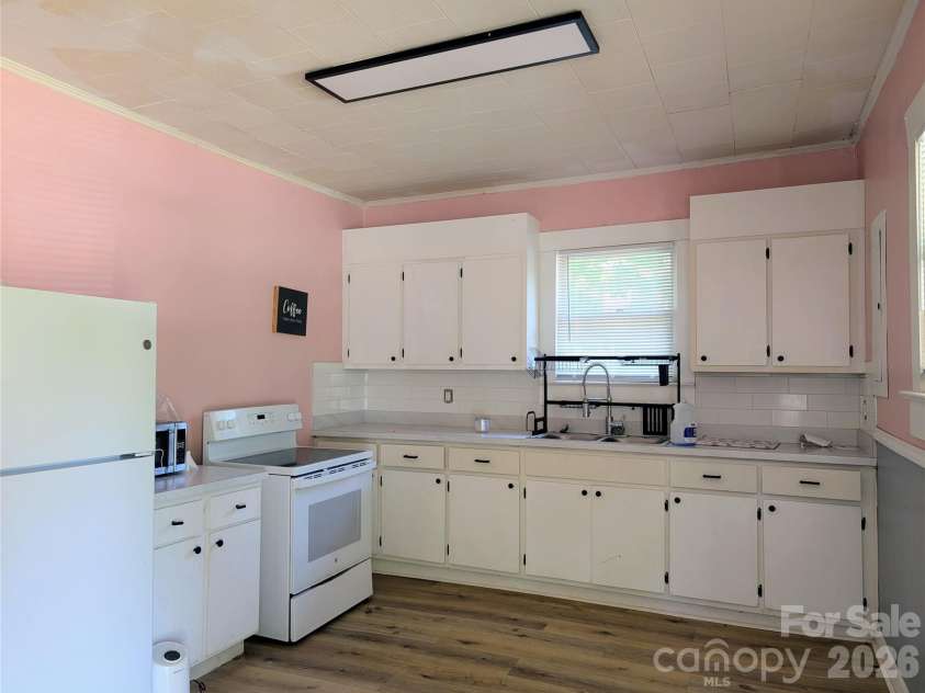 204 Shelby Street, Hickory, NC 28602.  MLS# CAR4380566, YatesRealty ID 20658. Kitchen