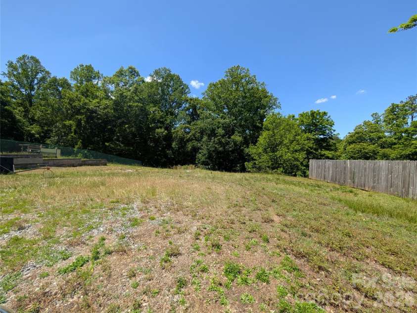204 Shelby Street, Hickory, NC 28602.  MLS# CAR4380566, YatesRealty ID 20658. Large back yard