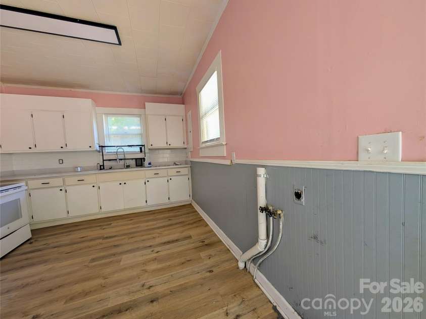 204 Shelby Street, Hickory, NC 28602.  MLS# CAR4380566, YatesRealty ID 20658. Laundry in kitchen