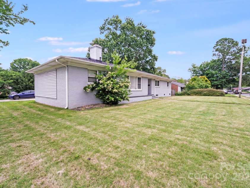 2001 Tyvola Road, Charlotte, NC 28210.  MLS# CAR4255719, YatesRealty ID 20660. 