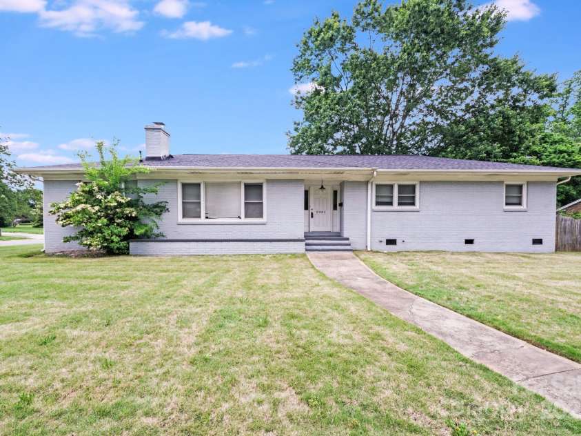 2001 Tyvola Road, Charlotte, NC 28210.  MLS# CAR4255719, YatesRealty ID 20660. 