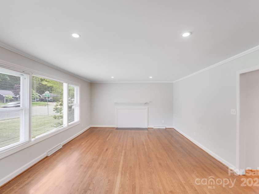 2001 Tyvola Road, Charlotte, NC 28210.  MLS# CAR4255719, YatesRealty ID 20660. 