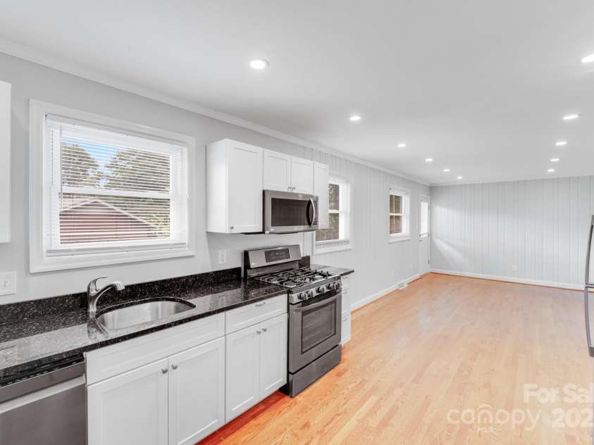 2001 Tyvola Road, Charlotte, NC 28210.  MLS# CAR4255719, YatesRealty ID 20660. 