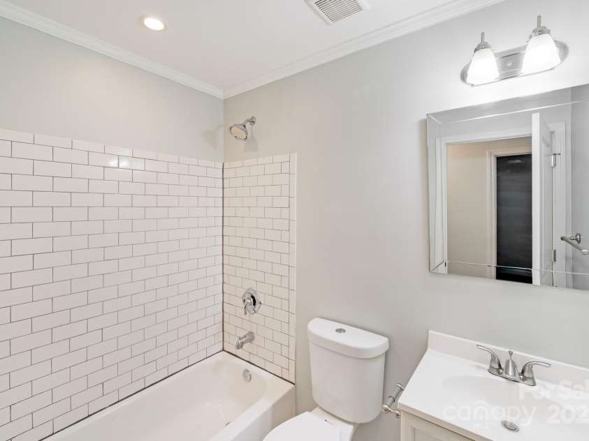 2001 Tyvola Road, Charlotte, NC 28210.  MLS# CAR4255719, YatesRealty ID 20660. 