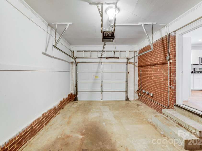 2001 Tyvola Road, Charlotte, NC 28210.  MLS# CAR4255719, YatesRealty ID 20660. 