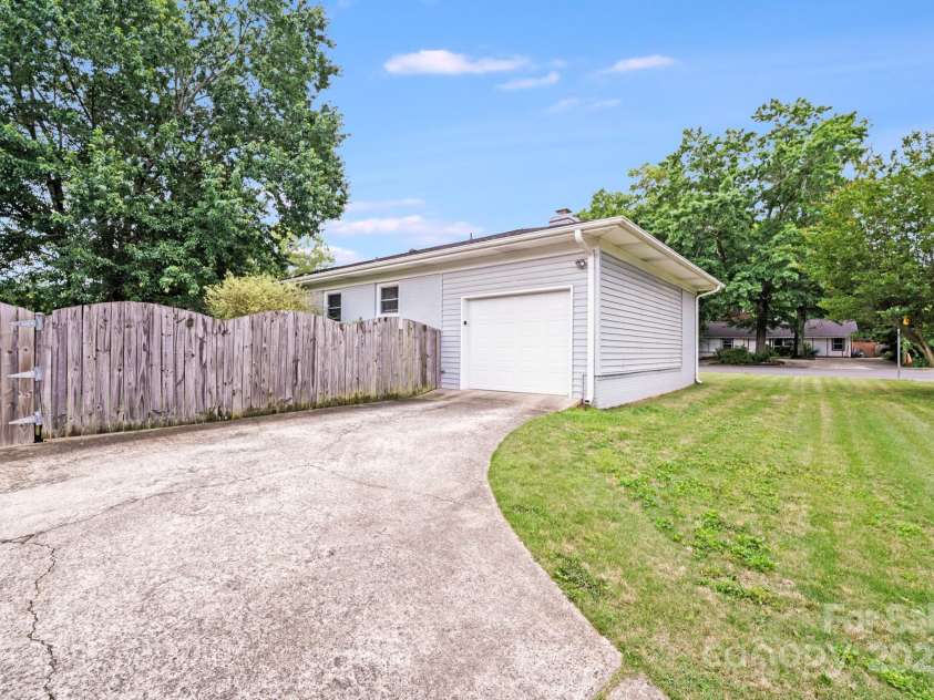 2001 Tyvola Road, Charlotte, NC 28210.  MLS# CAR4255719, YatesRealty ID 20660. 