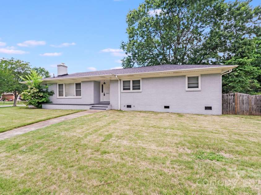 2001 Tyvola Road, Charlotte, NC 28210.  MLS# CAR4255719, YatesRealty ID 20660. 