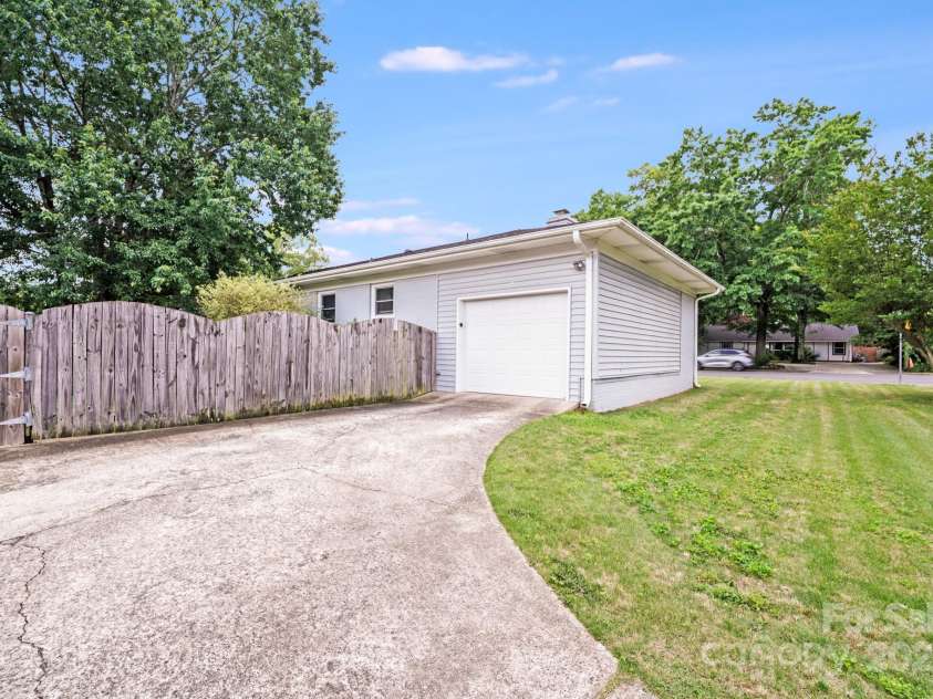 2001 Tyvola Road, Charlotte, NC 28210.  MLS# CAR4255719, YatesRealty ID 20660. 