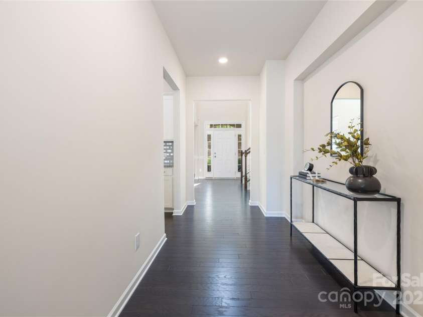 1005 Argentium Way, Waxhaw, NC 28173.  MLS# CAR4246143, YatesRealty ID 20662. Main level entry hall