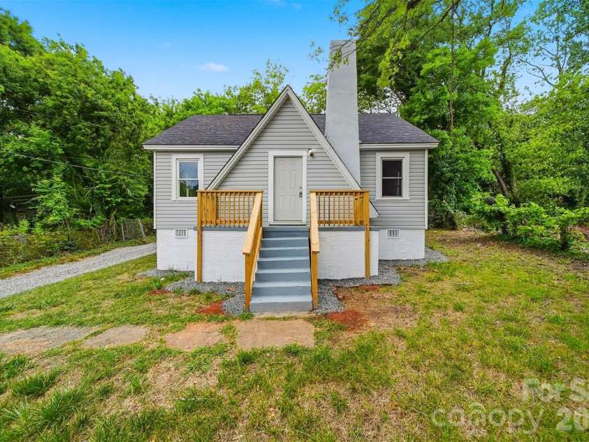 912 Center Street, Hickory, NC 28602.  MLS# CAR4378651, YatesRealty ID 20662. 