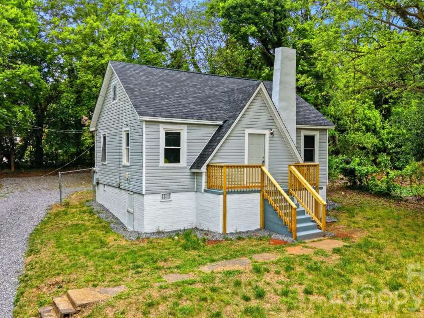 912 Center Street, Hickory, NC 28602.  MLS# CAR4378651, YatesRealty ID 20662. 
