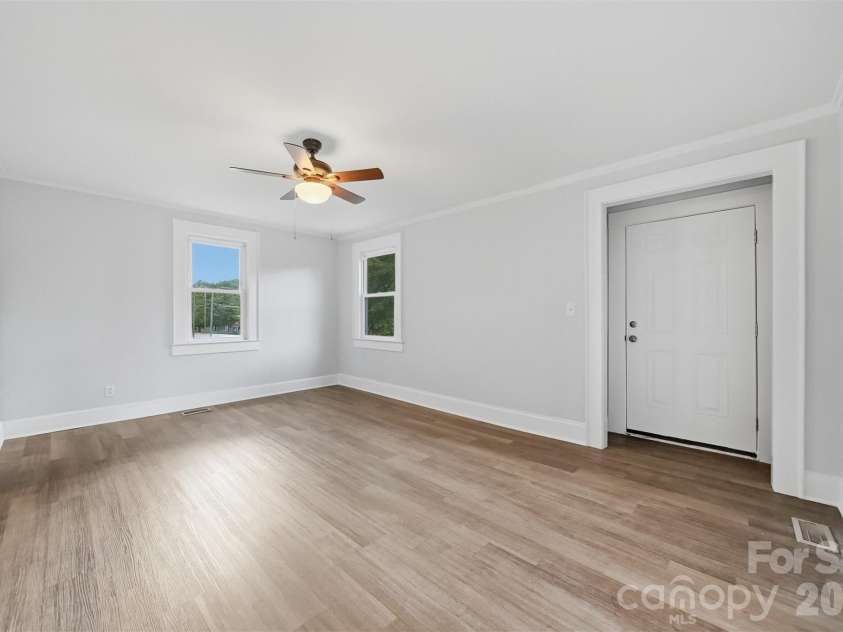 912 Center Street, Hickory, NC 28602.  MLS# CAR4378651, YatesRealty ID 20662. 