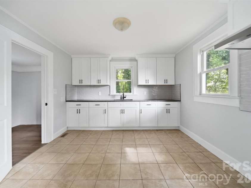 912 Center Street, Hickory, NC 28602.  MLS# CAR4378651, YatesRealty ID 20662. 