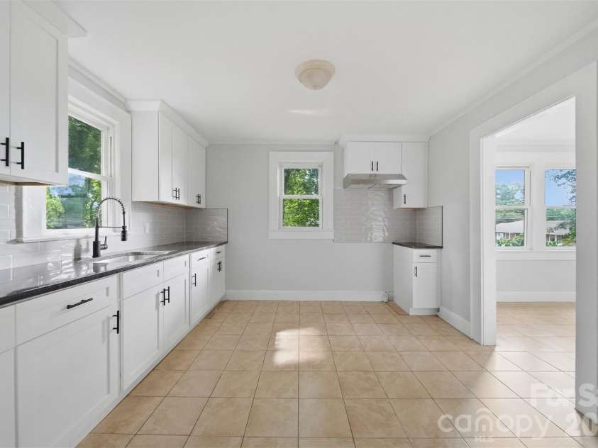 912 Center Street, Hickory, NC 28602.  MLS# CAR4378651, YatesRealty ID 20662. 