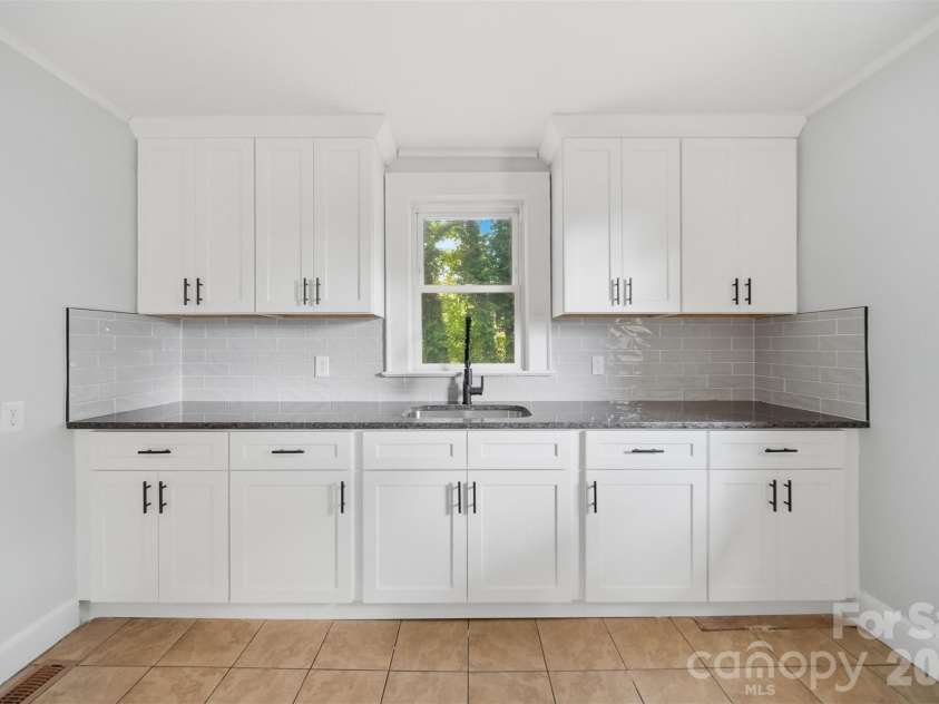 912 Center Street, Hickory, NC 28602.  MLS# CAR4378651, YatesRealty ID 20662. 
