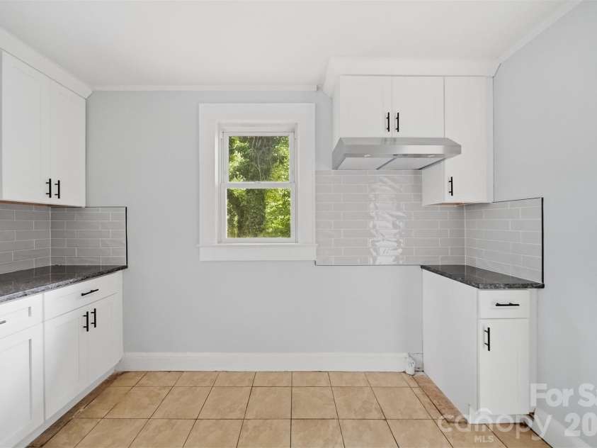 912 Center Street, Hickory, NC 28602.  MLS# CAR4378651, YatesRealty ID 20662. 