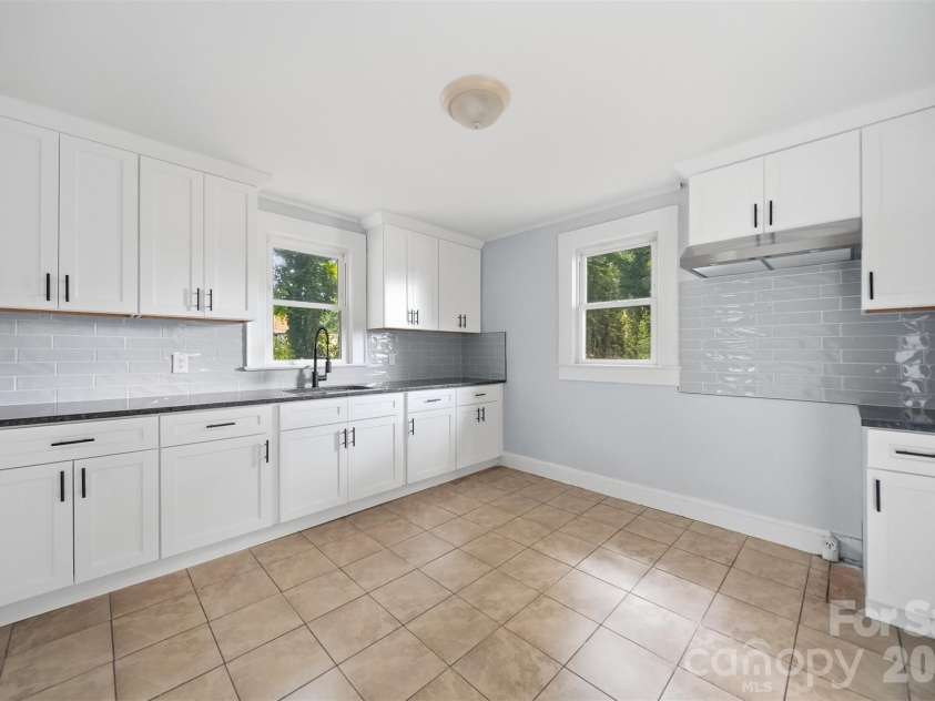 912 Center Street, Hickory, NC 28602.  MLS# CAR4378651, YatesRealty ID 20662. 