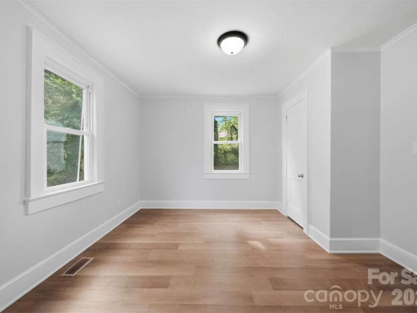912 Center Street, Hickory, NC 28602.  MLS# CAR4378651, YatesRealty ID 20662. 