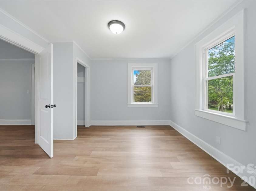 912 Center Street, Hickory, NC 28602.  MLS# CAR4378651, YatesRealty ID 20662. 