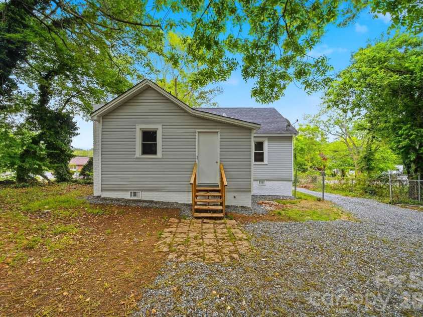 912 Center Street, Hickory, NC 28602.  MLS# CAR4378651, YatesRealty ID 20662. 
